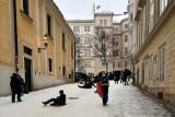 Vídeň zasypal sníh. U slavných památek se bobuje, lidé vyrazili do sáňkovacích ulic