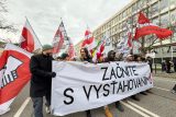‚Sledujeme úpadek v přímém přenosu.‘ Demonstranti v ulicích Bratislavy žádali demisi ministryně kultury