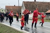 Tradice stará 130 let. Čeští krajané oblékli v Chorvatsku masky na masopustní průvod