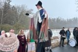 ‚Nehodí se být moc hodný.‘ Masopustního průvodu v Tuřanech na Chebsku se účastnilo téměř sto lidí