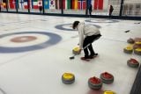 Vědci z ČVUT vyvinuli elektrické madlo pro soutěže v curlingu. Kameny svítí a odesílají data