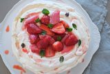 Pavlova, bezé s náplní rebarbory a jahod v zakysané smetaně