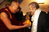 Dalajláma daroval Havlovi mantru, která ho ochraňovala, a misku na čaj. ‚I na pivo,‘ pošeptal mu