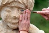 Mluvící houba nebo pejsek a kočička. Řezbáři z Čech a Polska ve Svitavách pracují v zahradě muzea