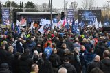 Tisíce lidí se ve čtvrtek sešly před hutním podnikem Liberty Ostrava na protestním mítinku za zachování výroby, který začal čtvrt hodiny po poledni