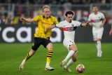 Julian Brandt z Dortmundu a Vitinha z PSG ve vzájemném souboji