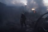 Hasiči hasí požár způsobený ruským ostřelováním v Charkově