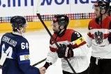 Rakušan Peter Schneider si podává ruku s Finem Mikaelem Granlundem po utkání základní skupiny na MS v hokeji 2024