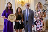 Prezident Pavel přijal české wimbledonské vítězky, od tenistek dostal rakety a míčky