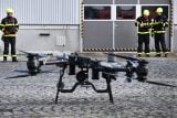 Nehasí, ale unese náklad za několik záchranářů. Hasiči v Hlučíně ukázali nový nákladní dron