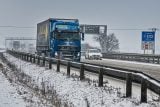 Sníh na D1 způsobuje obtížnou jízdu i nehody. Policie varuje před najížděním u Jihlavy a u Humpolce