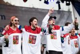 Čeští hokejisté David Pastrňák, David Špaček a Jáchym Kondelík při oslavě na Staroměstském náměstí