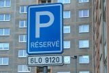 Nedostatek parkovacích míst na sídlištích řeší Liberec. Upraví značení a postaví nová parkoviště