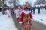 Obrácená bába a pravěké mohyly. Masopust v Postřekově na Domažlicku je více než jen průvod