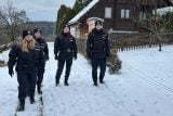 Chaty mohou v zimě lákat zloděje. Policisté vyrazili u Slapské přehrady na hlídku