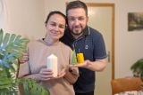 ‚Pokračujeme krok za krokem‘. Marčenkovi z Ukrajiny podnikají v Ostravě, v kuchyni vyrábějí svíčky
