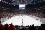 Zaplněná O2 Arena sleduje zápas Česka se Švýcarskem