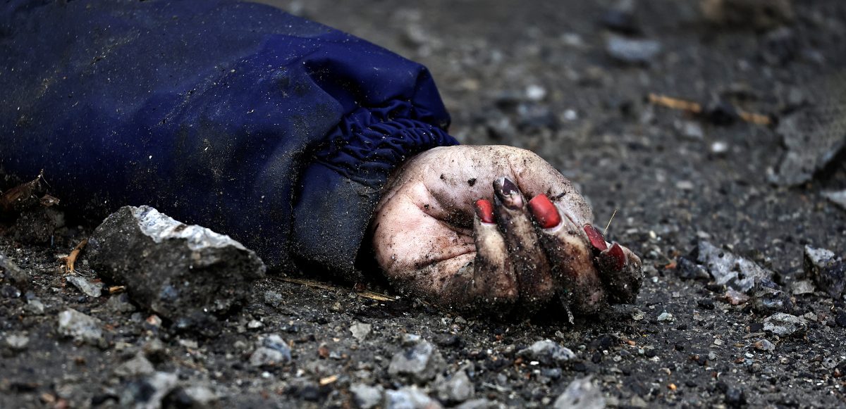 Tělo ženy, která byla podle obyvatel ukrajinského města Buča zastřelena ruskými vojáky