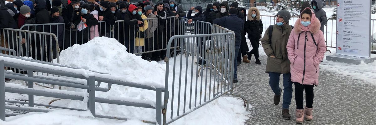 Do migračního centra v Sacharovu za Moskvou donedávna mířili primárně obyvatelé bývalých sovětských republik usilující o povolení k práci nebo žadatelé o trvalý pobyt a ruské občanství. Jeden z tamních pavilonů teď vyčlenili i na povinné zdravotní prohlídky cizinců a daktyloskopii