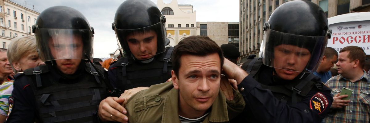 Zadržení známého opozičníka a blízkého spolupracovníka zavražděného Borise Němcova Ilji Jašina během pondělního protestu v Moskvě.
