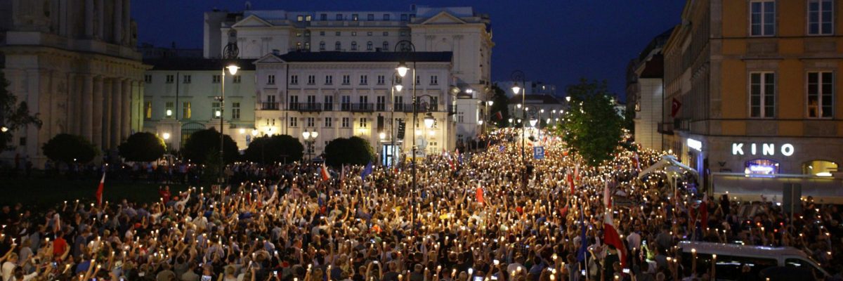 Lidé v Polsku protestují proti schválené reformě soudnictví. Podle radnice je demonstrantů 50 tisíc, podle policie 14 tisíc.