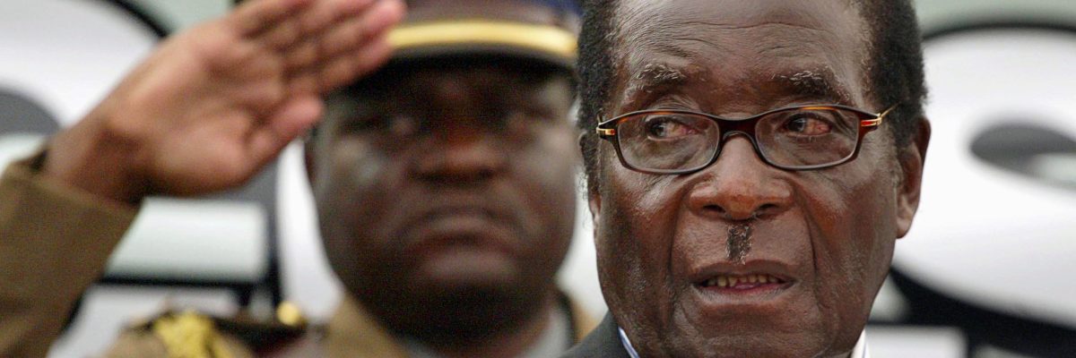 Prezident Zimbabwe Robert Mugabe (na archivním snímku z července 2008) vládne zemi dlouhých 30 let, od roku 1987. Dnes je mu 93 let. Jeho režim je diktaturou a Zimbabwe zemí s rozvrácenou ekonomikou. Přes 80 procent občanů je nezaměstnaných, hyperinflace a korupce dosáhla astronomických výšin a politická i názorová opozice je perzekvována.