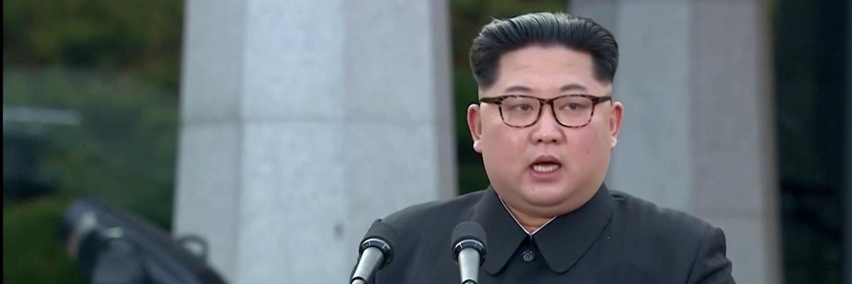 &quot;Chtěl bych poděkovat lidu Jižní Koreje za to, že ukázali solidaritu a přátelství vůči nám. Trvalo dlouho, než si dvě Koreje podaly ruce.&quot; Kim Čong-un čte společnou Pchanmundžomskou deklaraci.