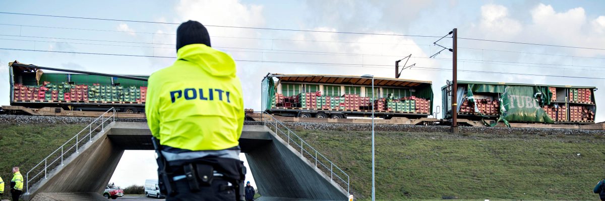 Policista nedaleko místa vlakového neštěstí.