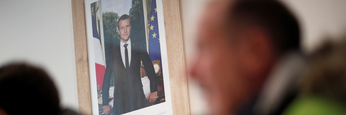 Portrét francouzského prezidenta Emmanuela Macrona na radnici.