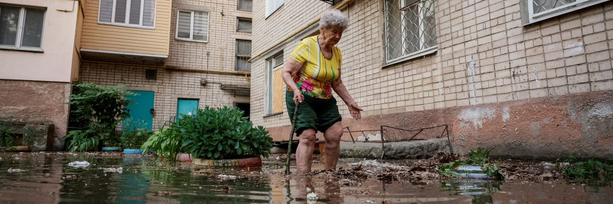 Obyvatelka Chersonu obchází svůj dům zatopenou ulicí