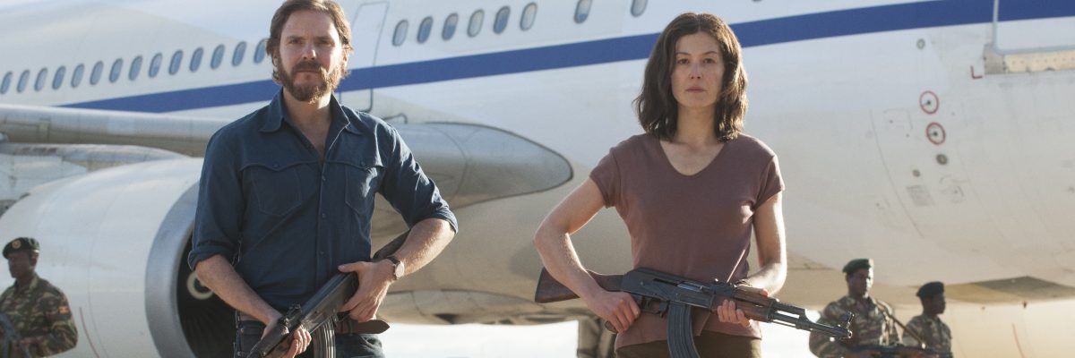 Daniel Brühl a Rosamund Piková v thrilleru Operace Entebbe