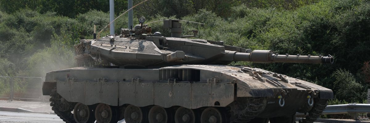 Izraelský tank Merkava na hranicích s Libanonem po útoku Hamásu v pásmu Gazy