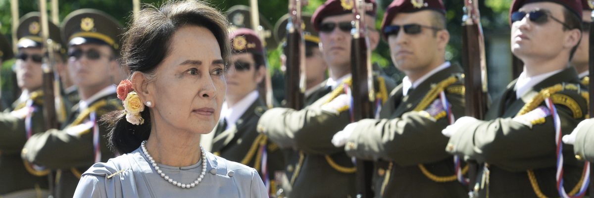 Barmská vůdkyně Aun Schan Su Ťij při příchodu na setkání s českým premiérem Andrejem Babišem 3. června 2019 v Praze.