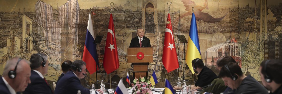 Turecký prezident Recep Tayyip Erdogan během přivítací řeči k ukrajinské a ruské delegaci