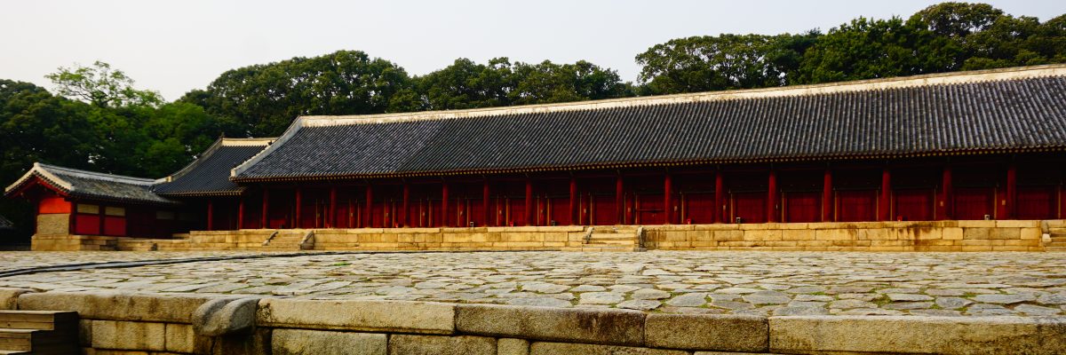 Dvorana Čongdžon v konfuciánské svatyni Čongmjo patří mezi největší dřevěné budovy na světě. A rozhodně i mezi ty nejkrásnější.