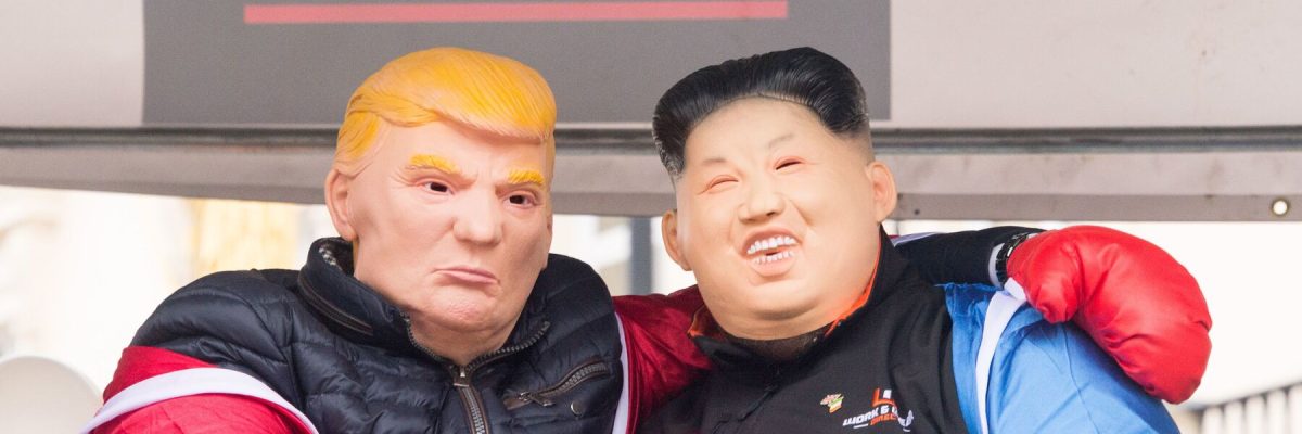 Po bilaterálních rozhovorech mezi Kim Čong-unem a šéfem Modrého domu čili jihokorejským prezidentem Mun Če-inem má následovat Kimova květnová schůzka s Donaldem Trumpem. Zatím však není nic jisté - a hlavy USA a KLDR jsou si zatím nablízku jen v nápodobách, jako třeba na tomto snímku z březnových oslav Dne svatého Patrika.