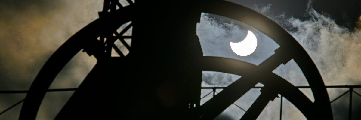 Částečné zatmění Slunce nad historickou těžní věží bývalého černouhelného dolu Simson ve Zbýšově na Brněnsku