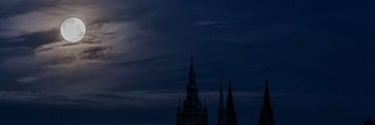 Supermoon, v časných ranních hodinách, 26. května 2021.