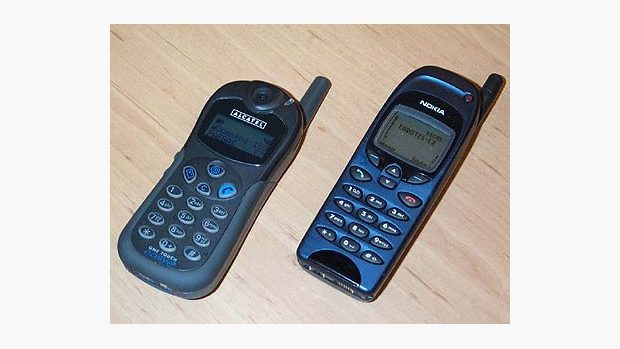 Mobilní telefony Alcatel a Nokia