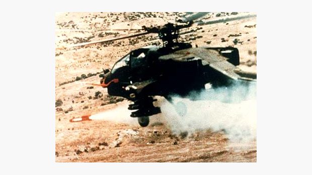 AH-64 odpaluje PTŘS Hellfire