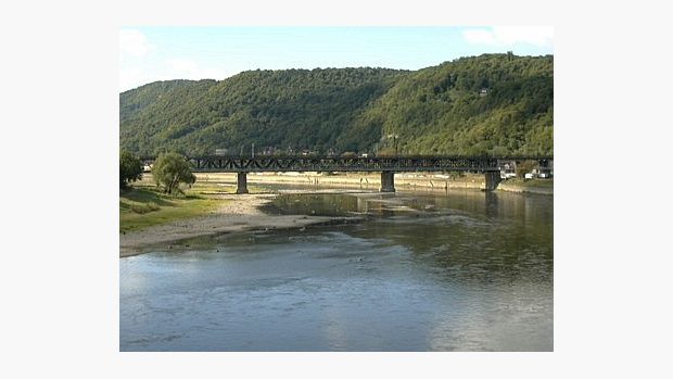 2003 - Ústí nad Labem rok poté - vyschlé koryto Labe pod železničním mostem