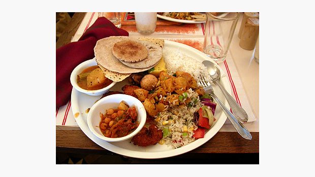 Robert Tamchyna se ve vysílání Dobrého jitra ptal, jak se těšíme na indickou kuchyni. Zde je oběd skládající se z gudžarátských specialit.