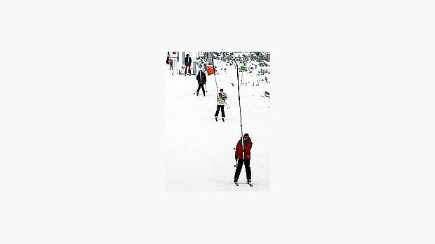 lyžaři na vleku
