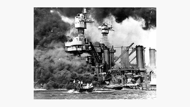 Hořící americká bitevní loď West Virginia v Pearl Harboru