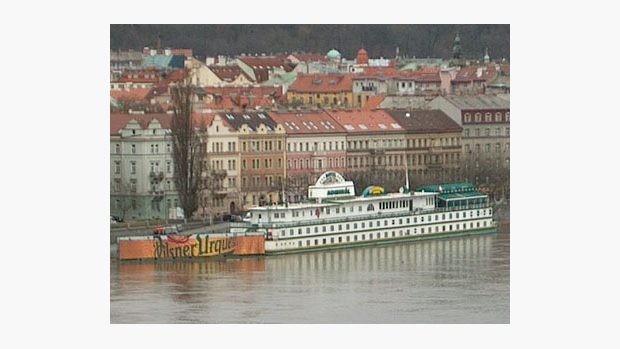 hladina Vltavy zvedla i botel Admirál