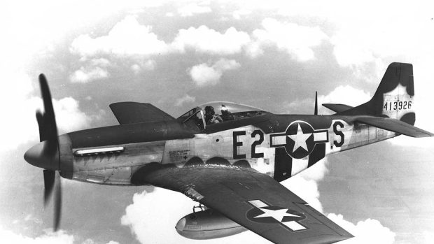 North American P-51 Mustang - spolehlivý letoun s bezkonkurenčním doletem, mohutnou palebnou silou, ale zároveň rychlý a stoupavý, který během krátké doby  změnil poměr sil na evropském nebi.