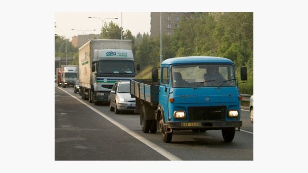 nákladní vozidlo, osobní auto a kamiony