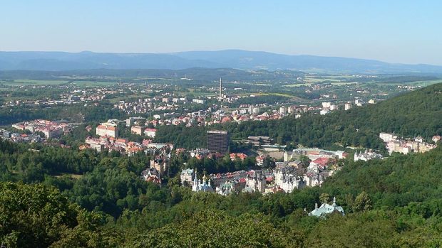 Pohled na Karlovy Vary a hotel Thermal