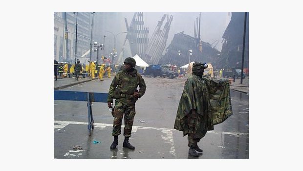 vojáci hlídkují u trosek Světového obchodního střediska