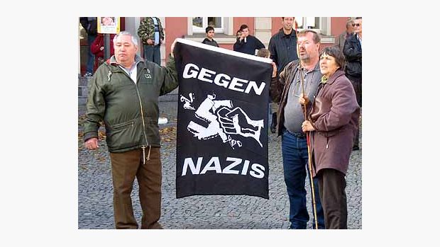 odpůrci neonacistů s transparentem